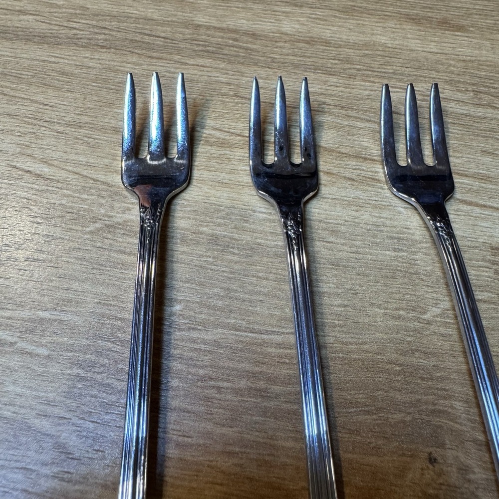 Set of 4 Oneida Distinction Deluxe KENNETT SQUARE stainless cocktail forks - Picture 2 of 13